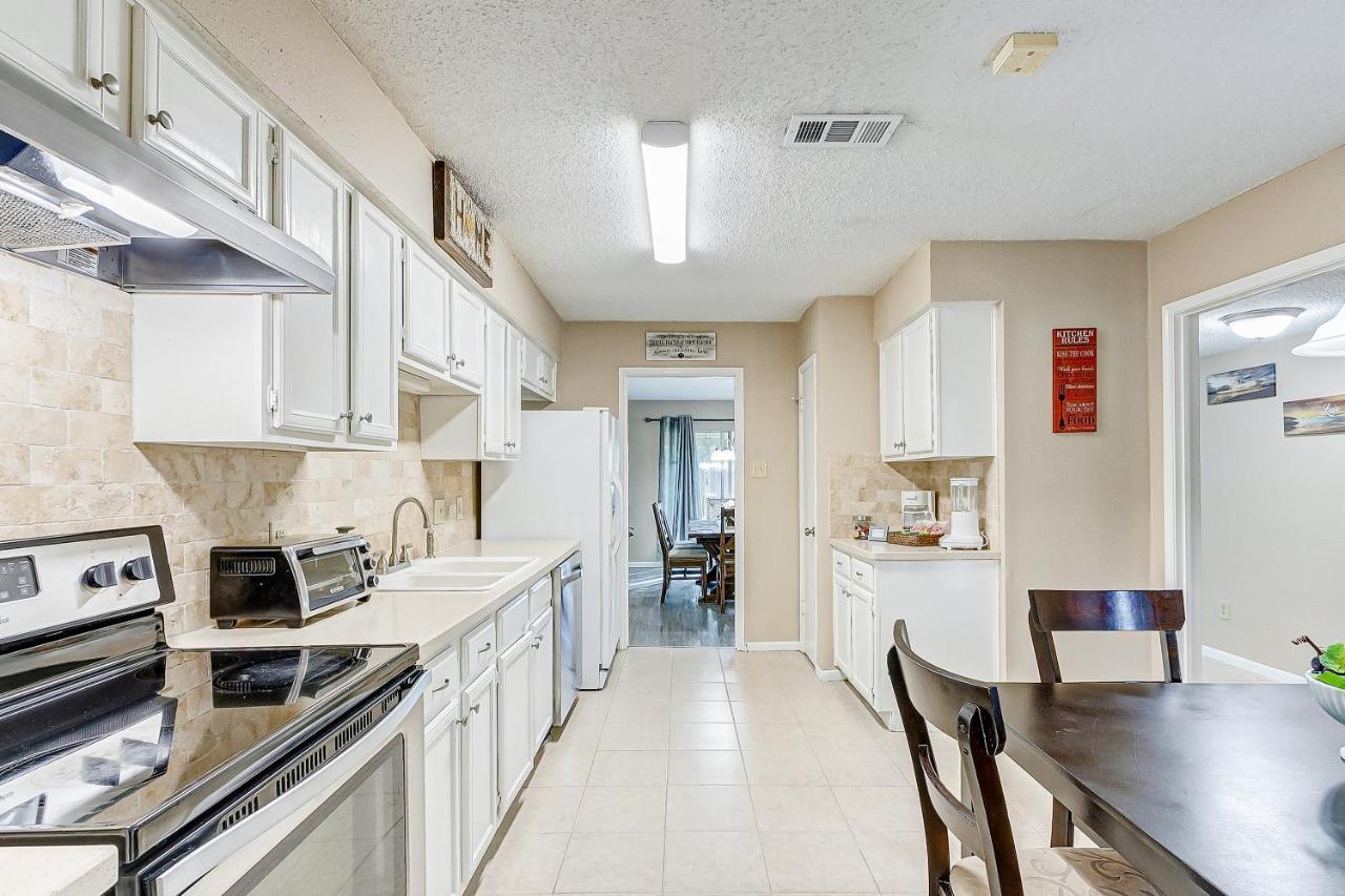 Cheerful 3-Bedroom Home With Indoor Fireplace Хьюстон Экстерьер фото